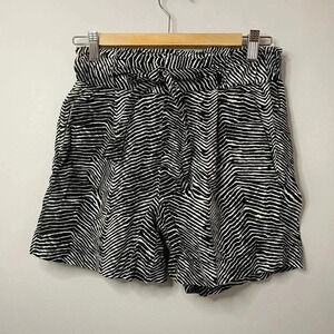 💚 Joe Fresh - Black and white print shorts size XS